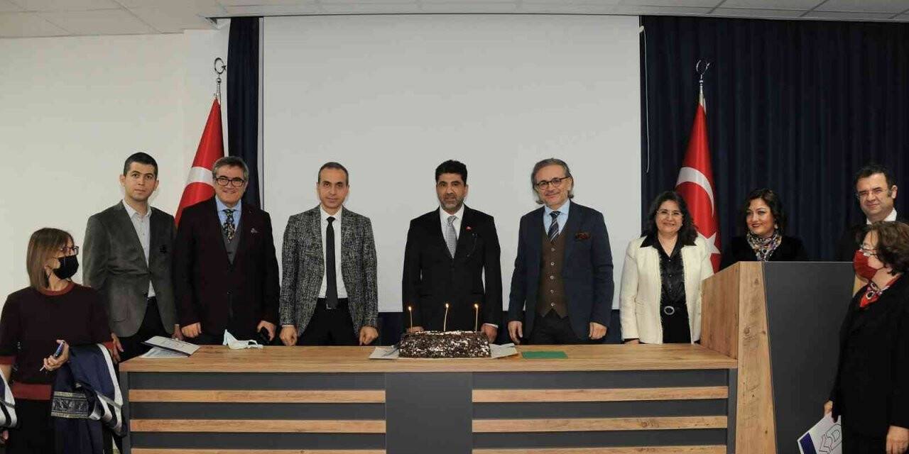 ADÜ’de öğretim üyeleri cübbelerini giydi