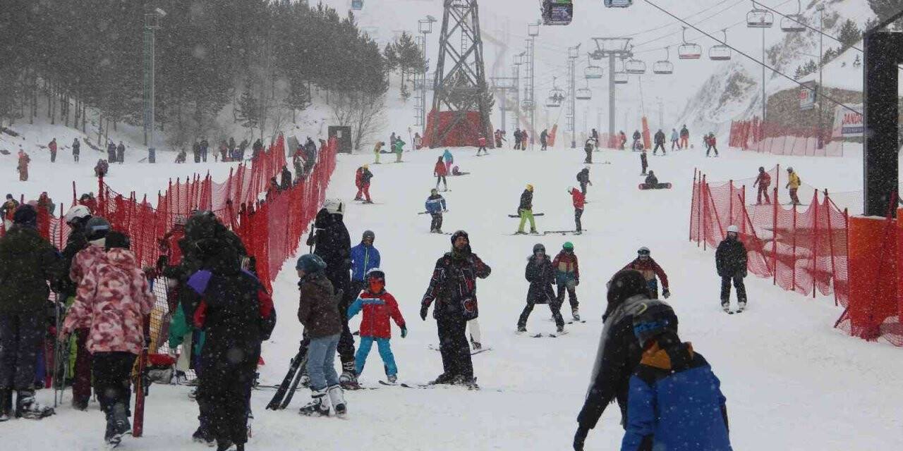 Palandöken’de düşe kalka kayak keyfi