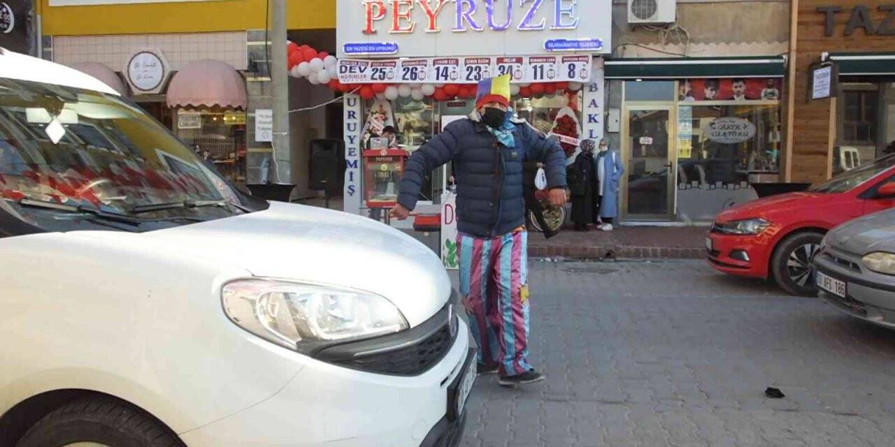 Palyaço hareket halindeki araçların arasında gösteri yaptı, vatandaşların yüreği ağzına geldi