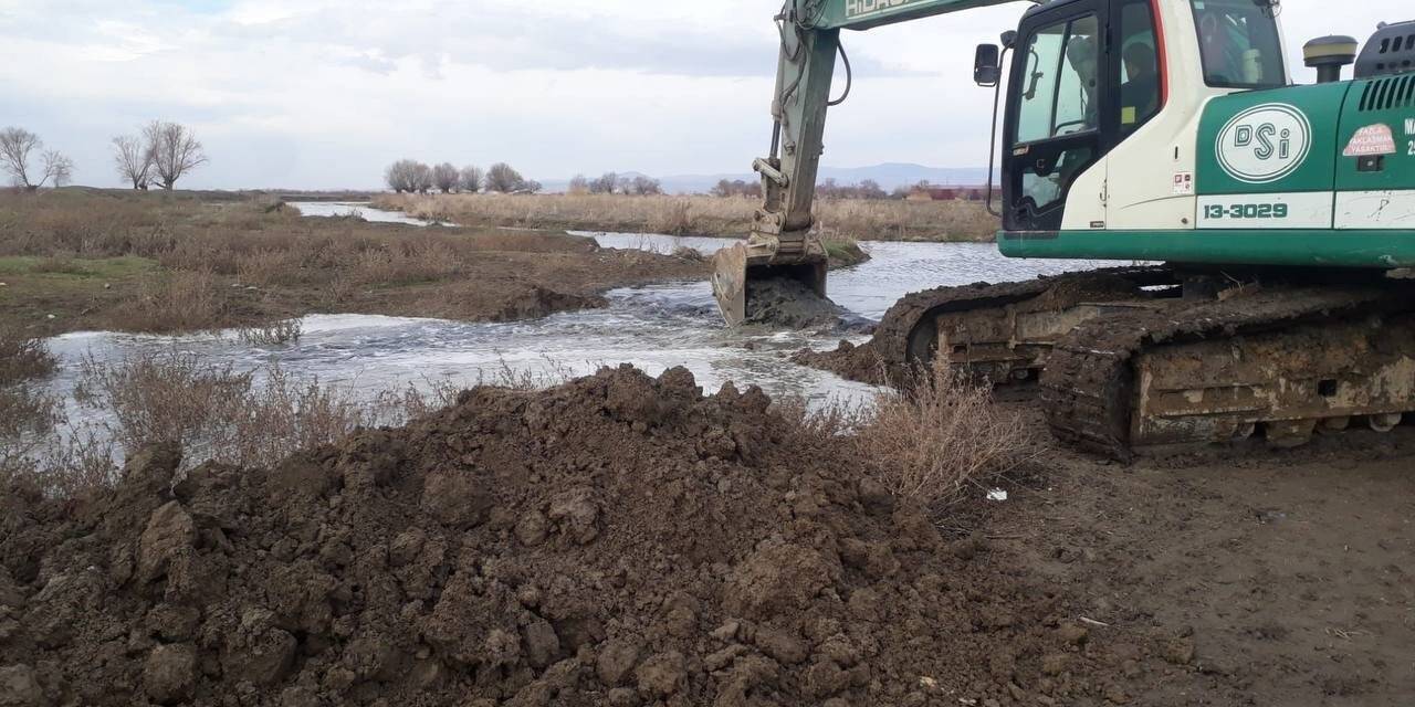 Eber Gölü’nün eski haline gelmesi için kaçak bentler açılmaya başlandı