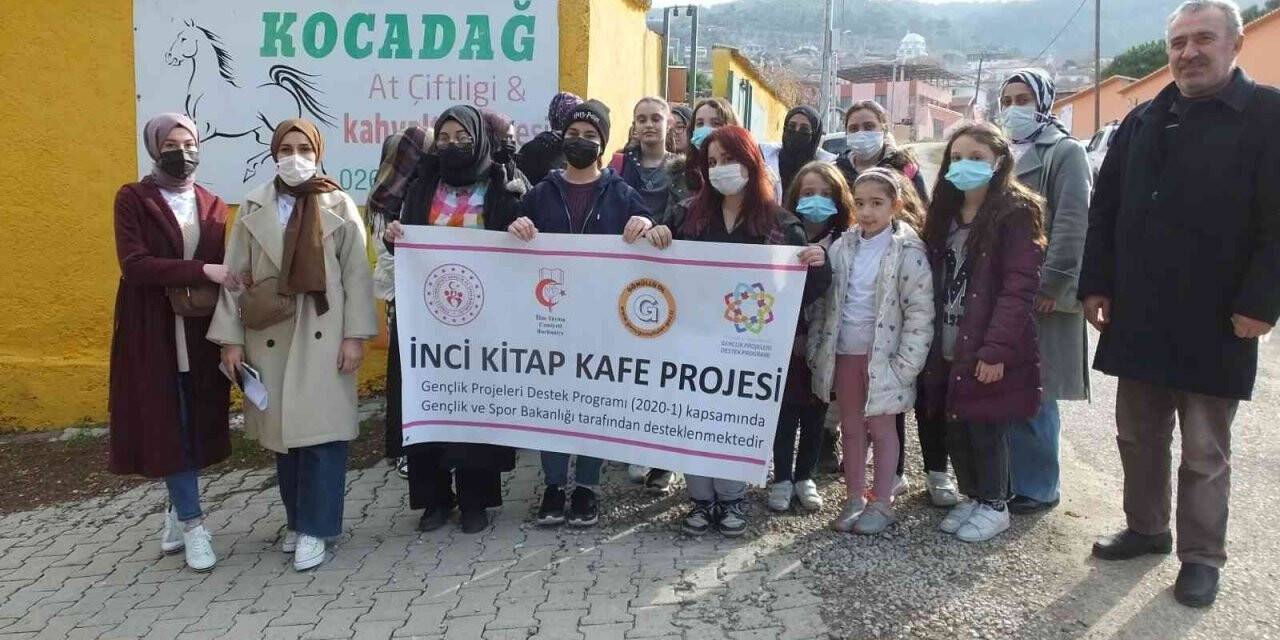 Balıkesir’de kız öğrencilere at binme dersi