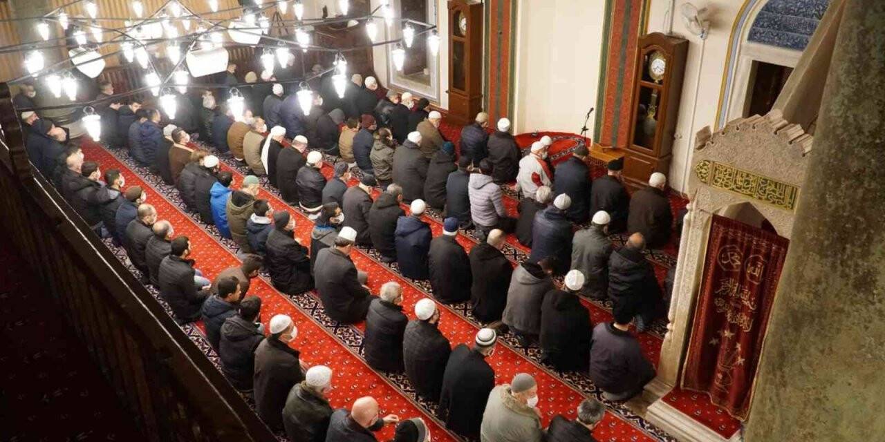 Manisalılar Sultan Camii’nin 500. yılında hatım ve namazda buluştu