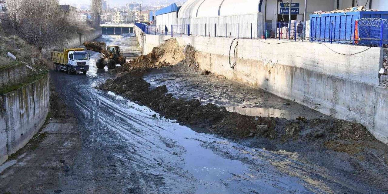 ASKİ’den Ankara Çayı’nda temizlik