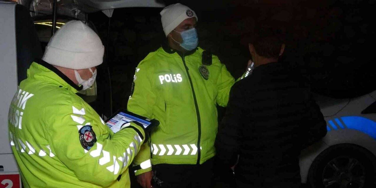 2 suçtan aranan şüpheli, trafik ekiplerince kıskıvrak yakalandı