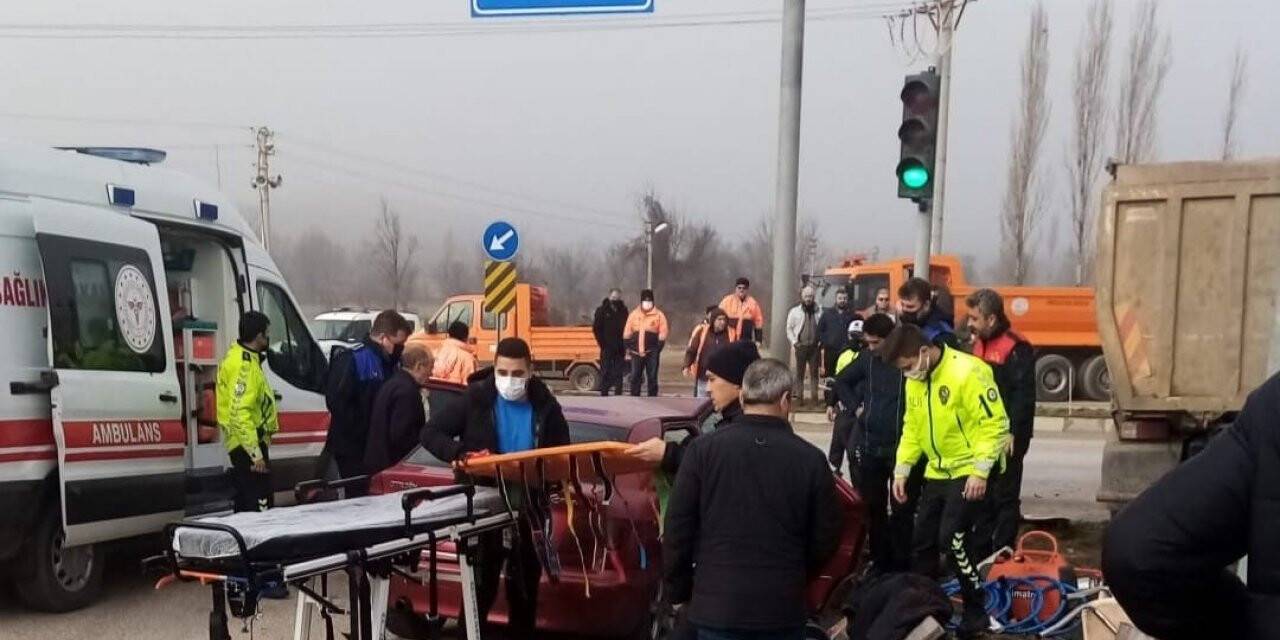 Otomobil hafriyat kamyonu ile çarpıştı: 1 ölü, 1 yaralı