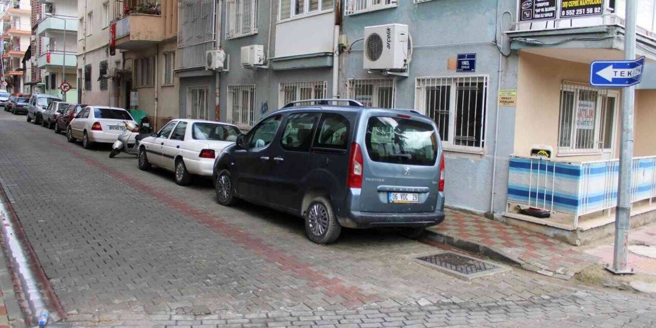 Bu sokağa girenin aklı karışıyor