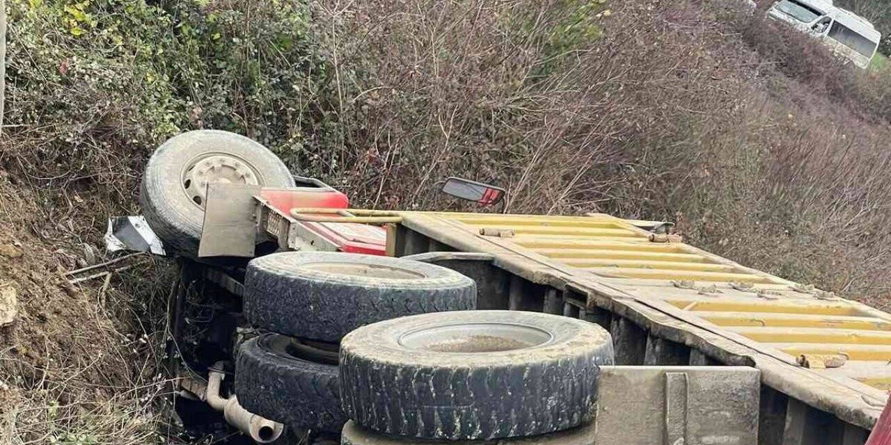 Kontrolden çıkan kamyon boş araziye devrildi
