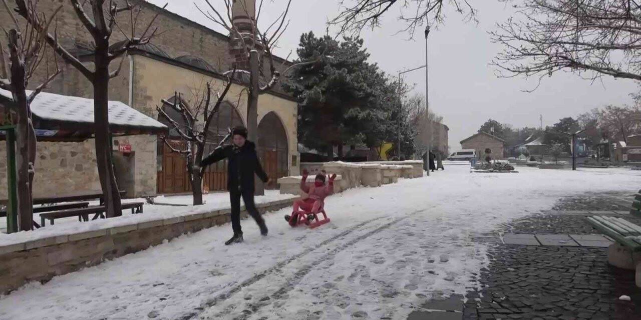 Elazığ’da yılın ilk karı yağdı