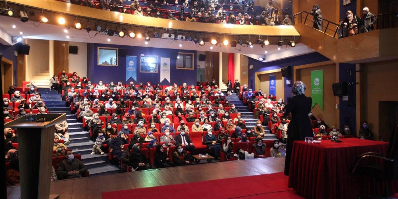 Yazar Tongar AKM’de sevenleriyle buluştu