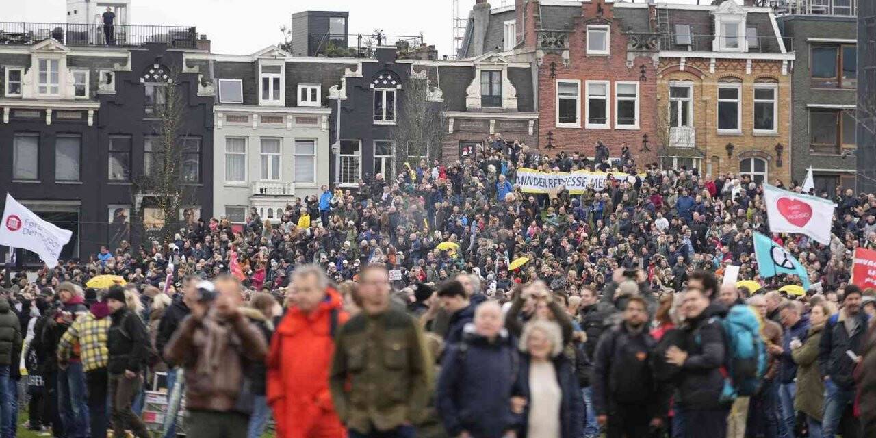 Hollandalılar Covid-19 kısıtlamalarını protesto etmek için sokaklara döküldü