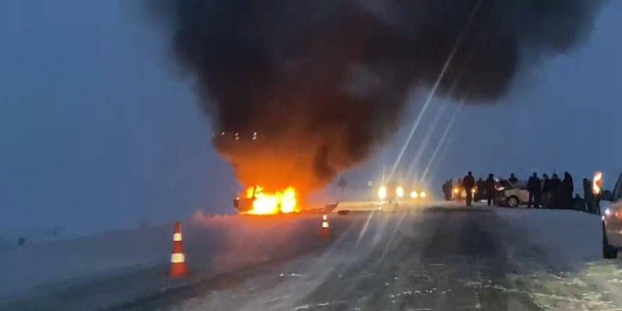 Kars’ta çarpışan araç alev topuna döndü