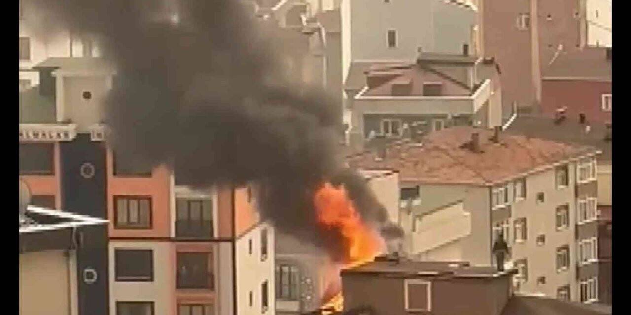 Çatıdaki işçi alev alev yanan çatıdan inmedi