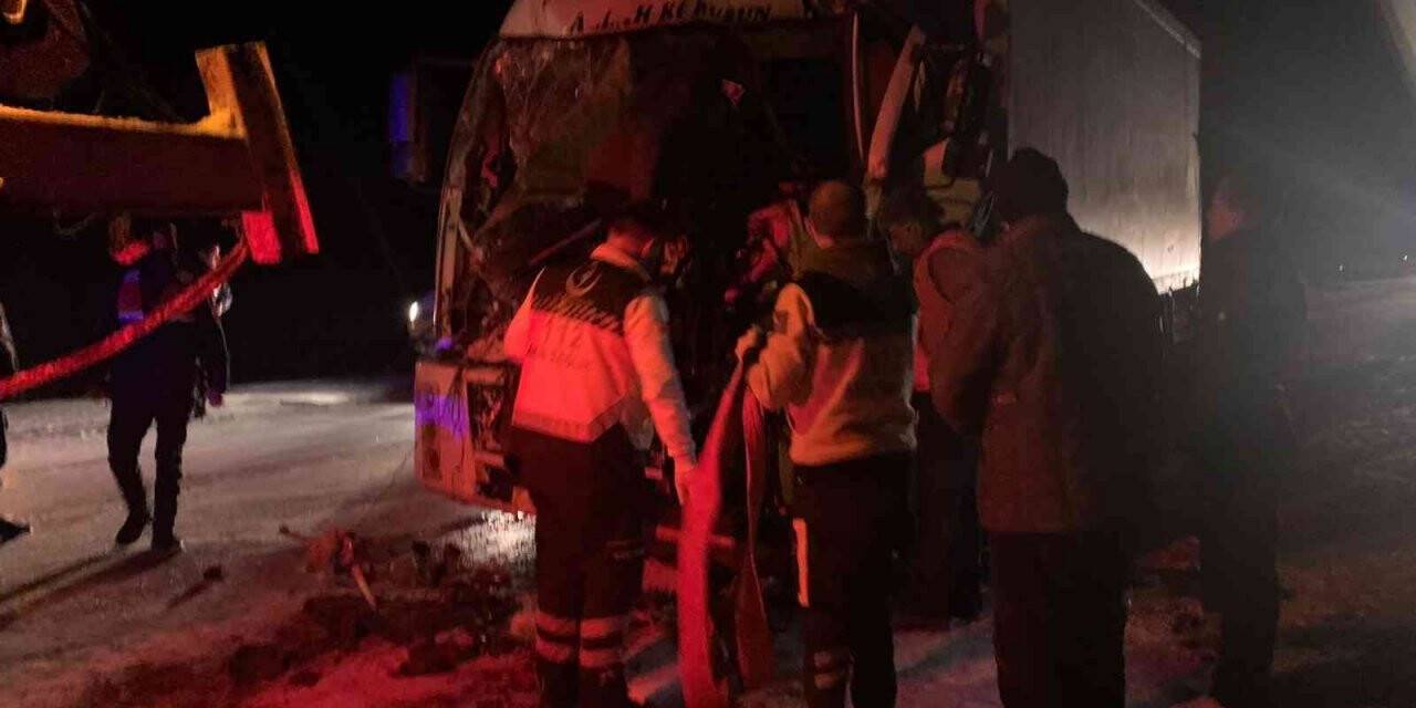 Sarıkamış’ta zincirleme kaza: 3 yaralı