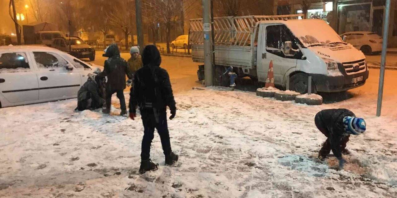 Iğdır’da 2022 yılının ilk karı yağdı, çocuklar soluğu dışarıda aldı