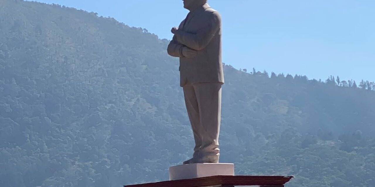 Meksika’da Devlet Başkanı Obrador’un heykeli yıkılarak kafası koparıldı