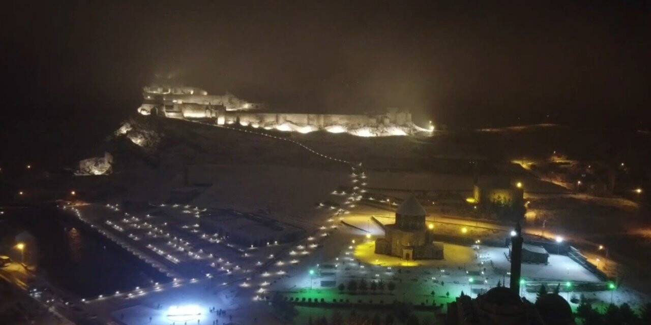 Kars’ta vatandaşlar kar altında halay çekti