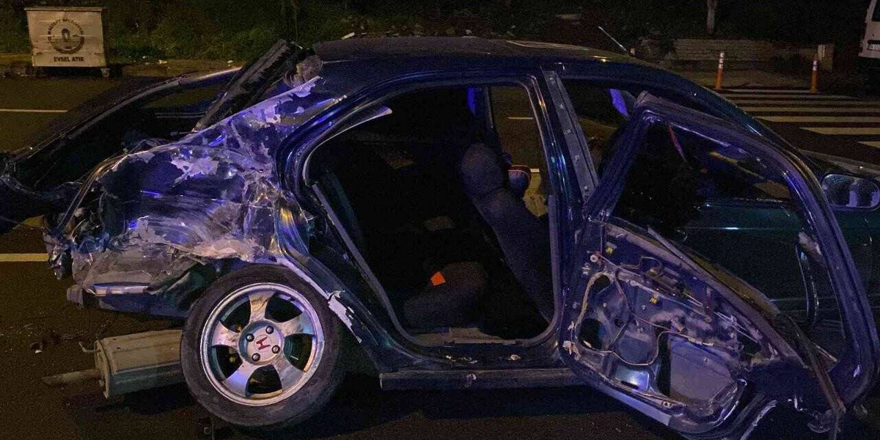 Maltepe’de kontrolünü kaybeden otomobil park halindeki minibüse çarptı: 3 yaralı