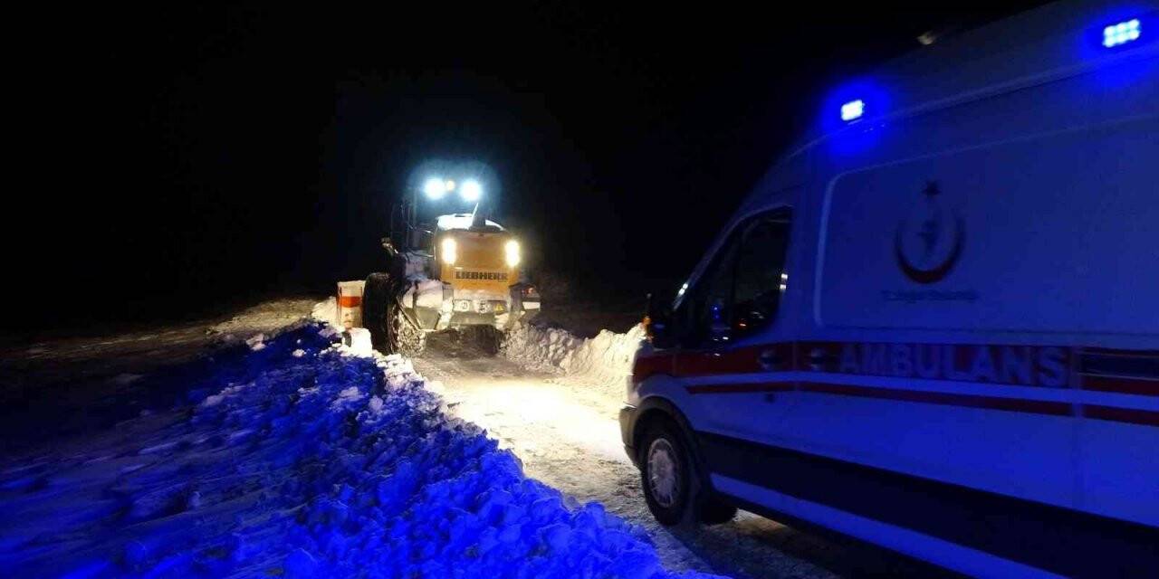 Kardan yolu kapanan köydeki hasta için ekipler seferber oldu