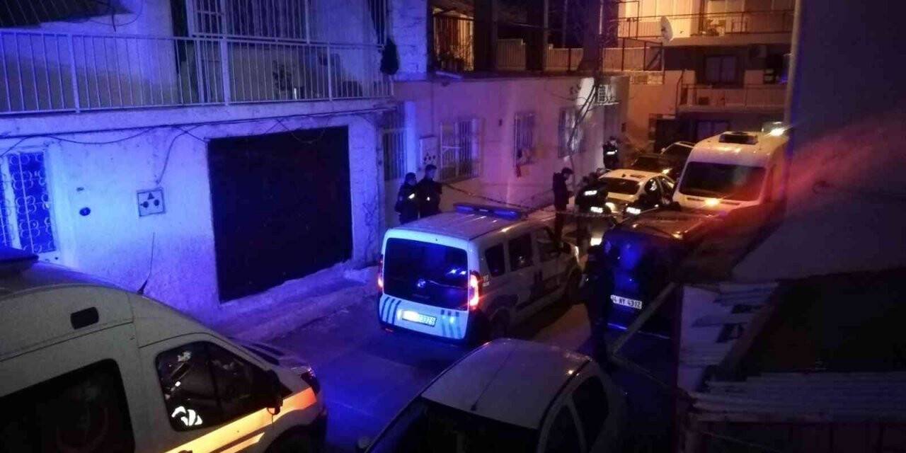 İzmir’de otomobil içinde ağzı ve yüzü bezle kapatılmış erkek cesedi bulundu