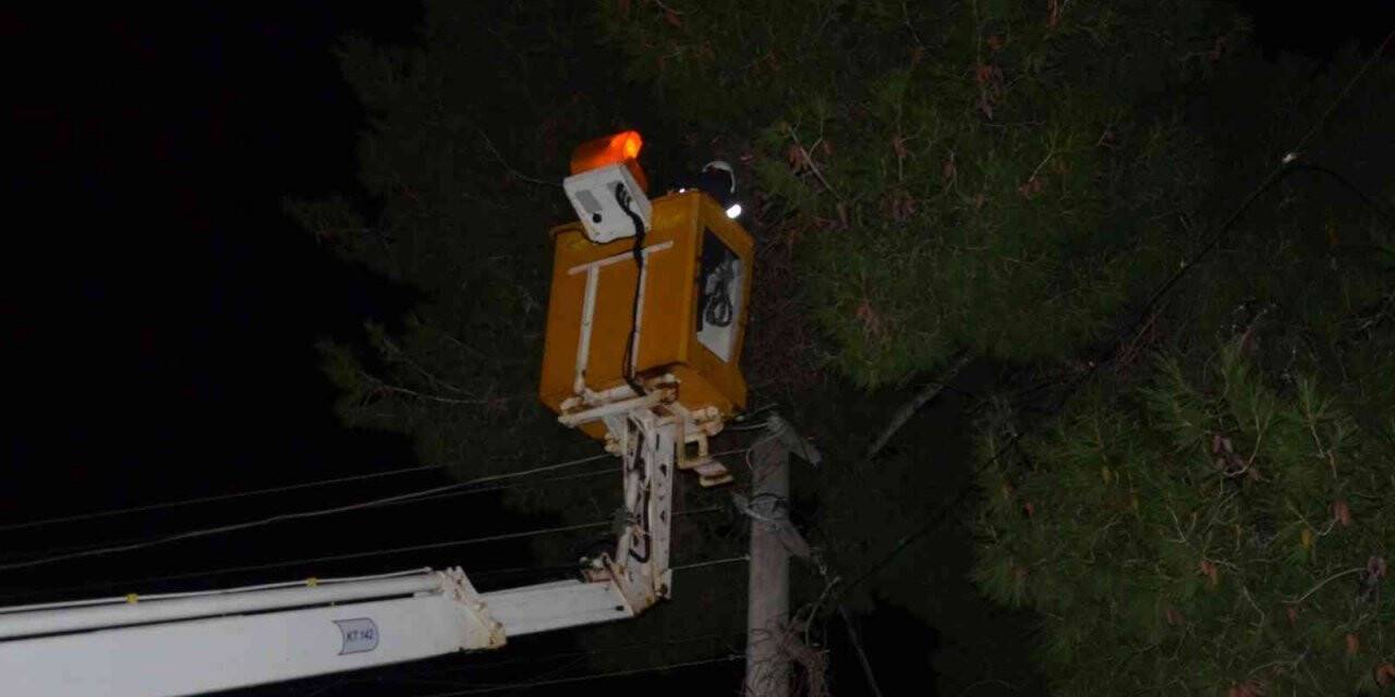 Elektrik direğinde kısa devre sonucu çıkan kıvılcımlar ekipleri alarma geçirdi