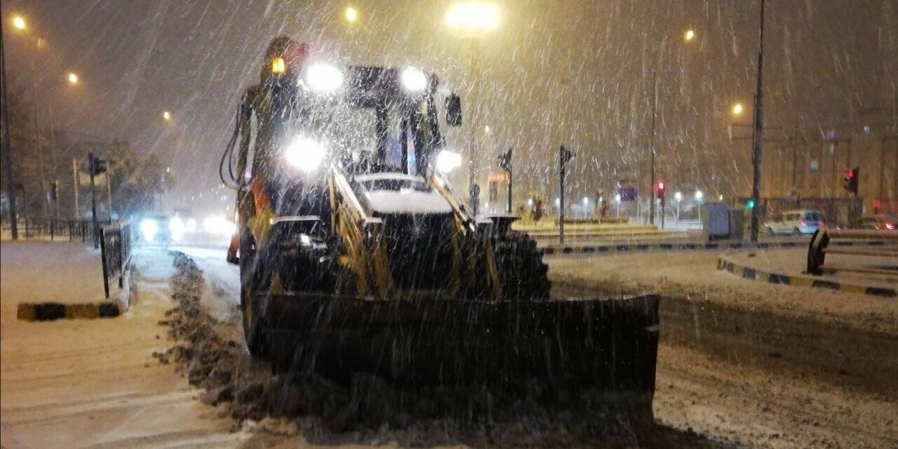 Van Büyükşehir Belediyesi ekiplerinden karla mücadele çalışması