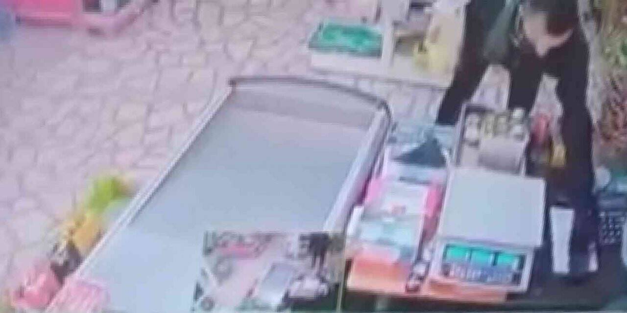 Kredi kartını uzattı, market sahibinin telefonunu çalarak kaçtı