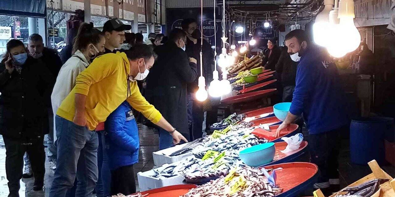 Balık bol olunca vatandaş balık haline koştu