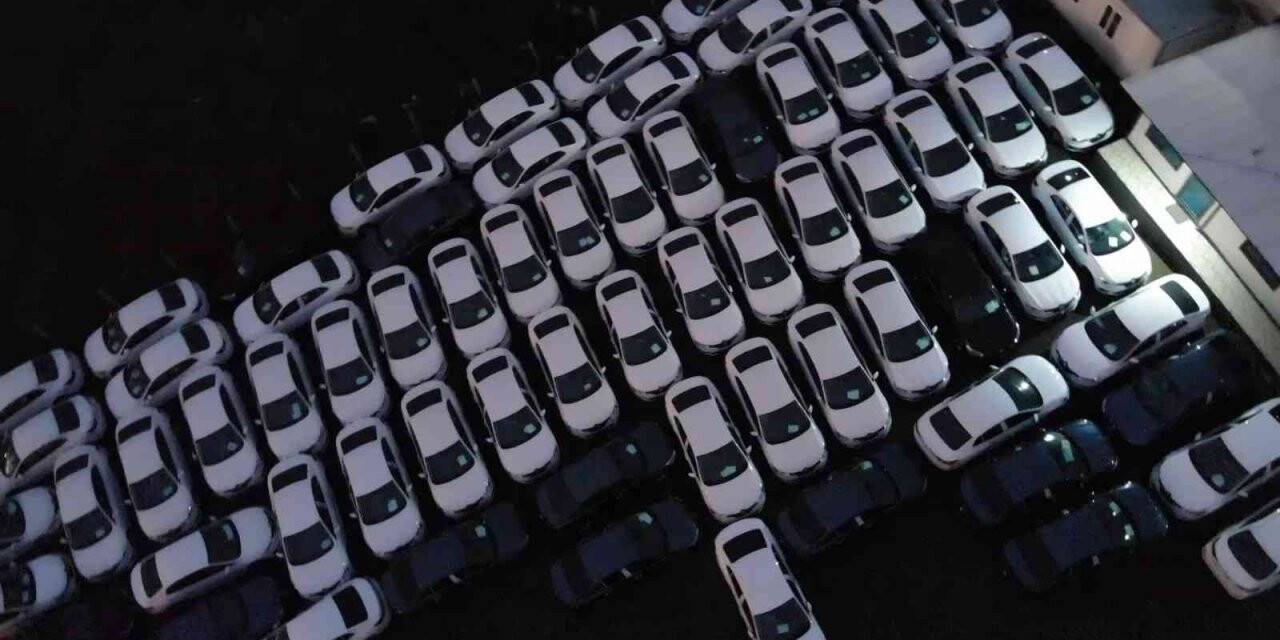 Arnavutköy’de firmanın otoparkında bekleyen sıfır araçlar dikkat çekti