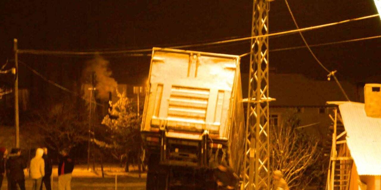 Yoldan kayan tır evin bahçesine girdi