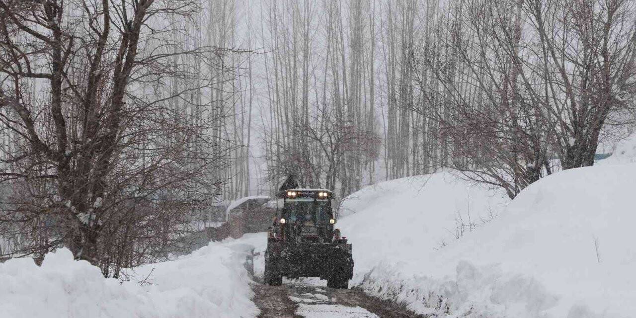 Hakkari’de 112 yerleşim yerinin yolu ulaşıma kapandı