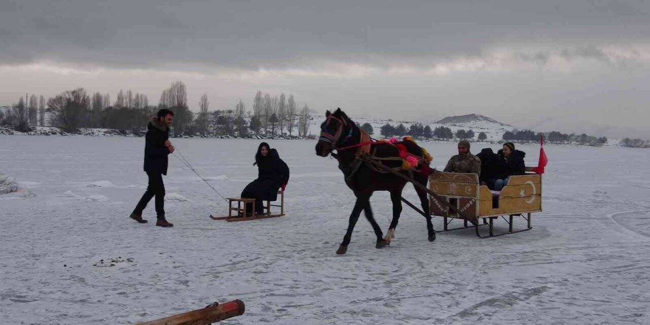 Çıldır Gölü’nde atlı kızak keyfi