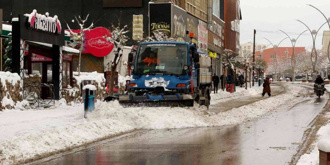 Van’da karla mücadele çalışması