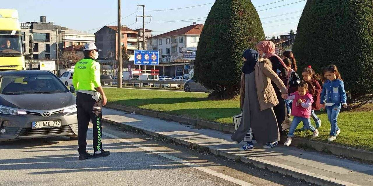 Karayolunda uygulama yapan trafik polislerinden örnek davranış