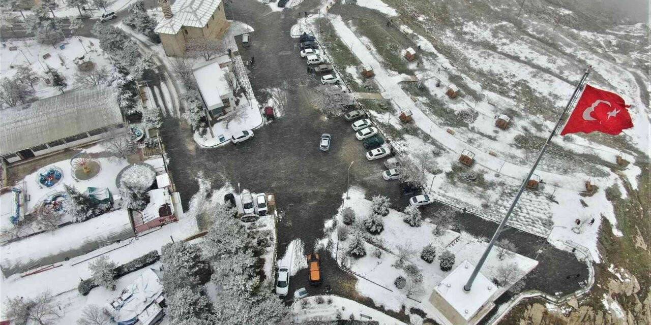 Yılın ilk karının yağdığı Harput’tan kartpostallık görüntülüler