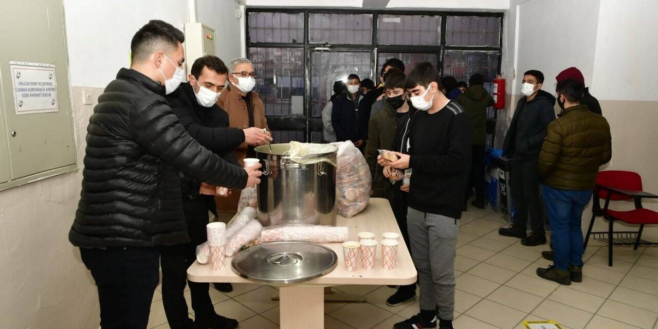 Genç dostu Mamak Belediyesi’nden öğrencilere sıcacık ikram