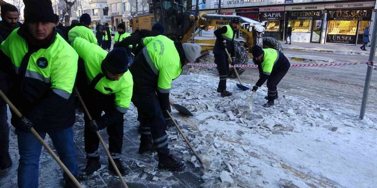 Van’da kar yağışı sonrası ekiplerin yoğun mesaisi