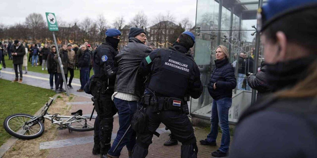 Hollanda’daki Covid-19 protestolarında 30 kişi gözaltına alındı, 4 polis yaralandı