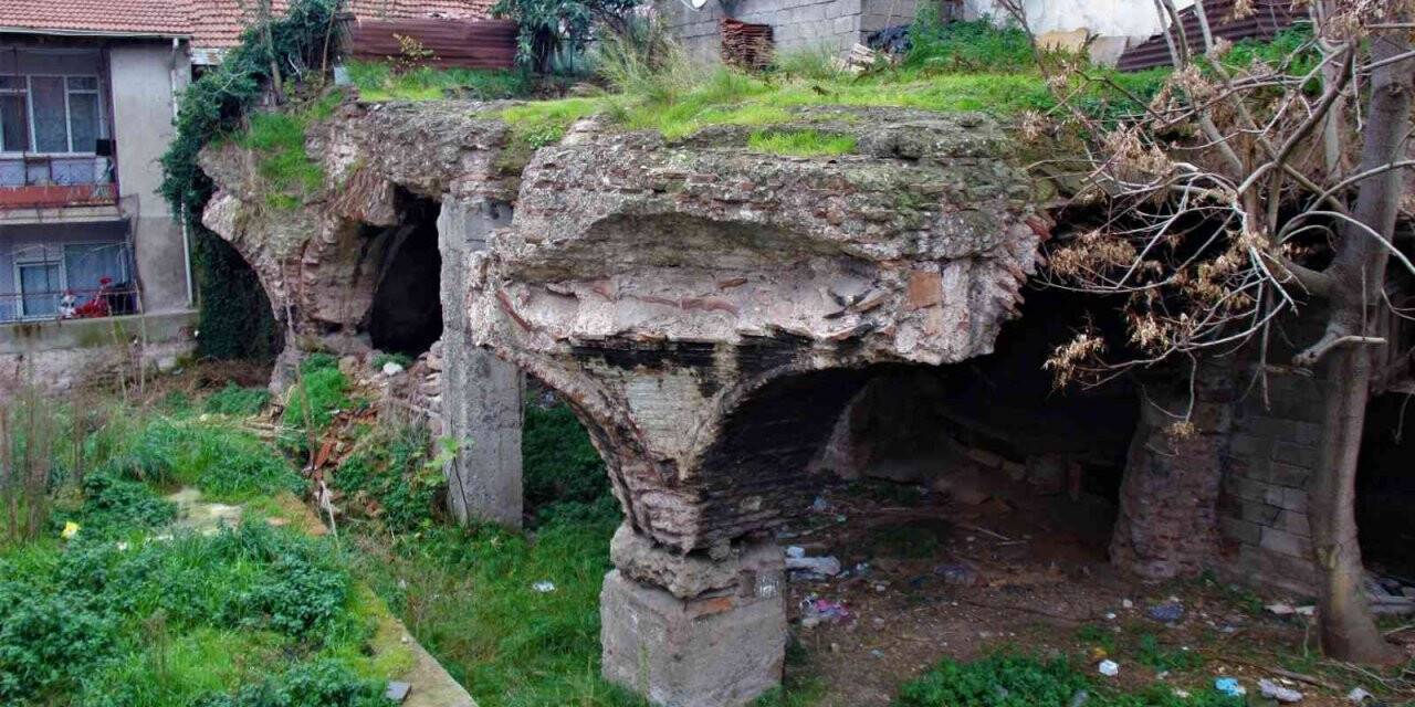 Roma döneminin su sarnıcı çarpık yapılaşmanın, kökleri ise apartmanların altında