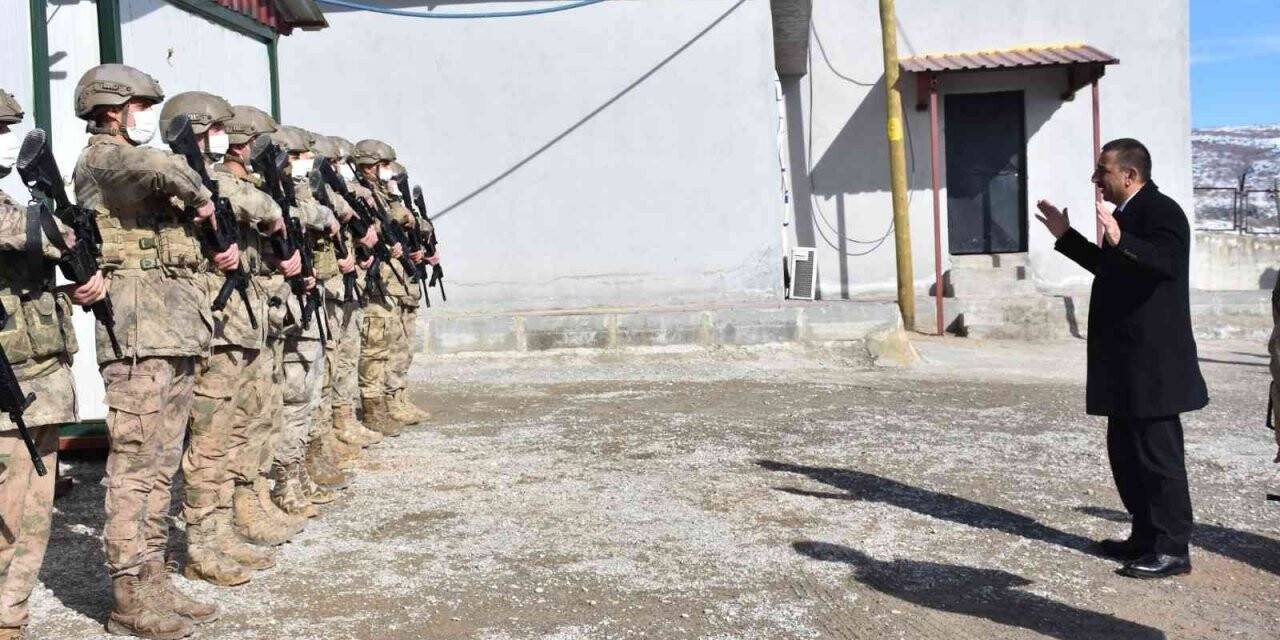 Hacıbektaşoğlu, üs bölgesinde Mehmetçiği ziyaret ederek, köylülerle bir araya geldi