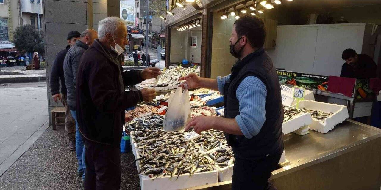 Gürcistan’dan beklenen hamsi de gelmeyince tezgâhlar istavrite kaldı