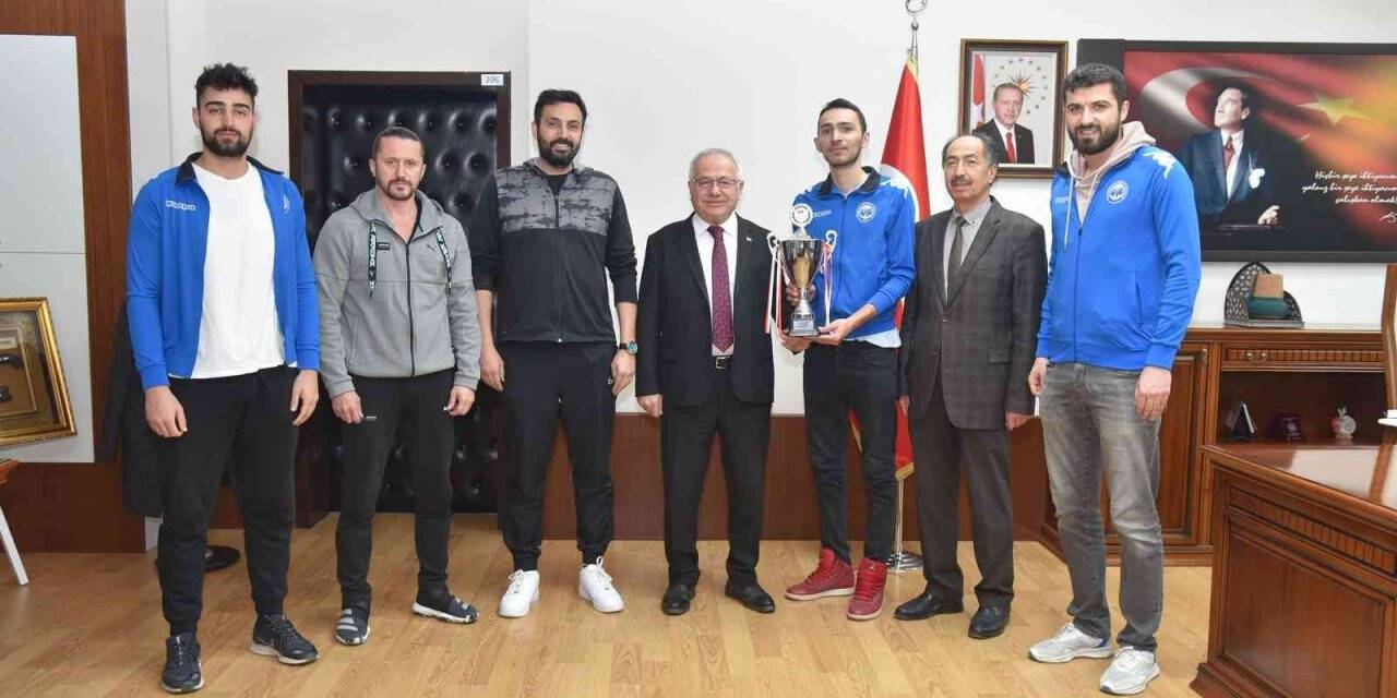 KMÜ erkek basketbol takımı şampiyon oldu