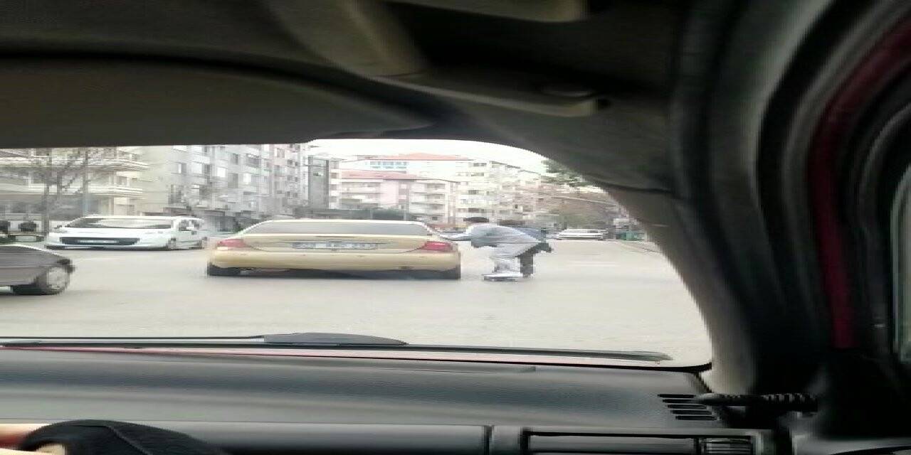 Otomobile tutunan kaykaylı genç az daha canından oluyordu