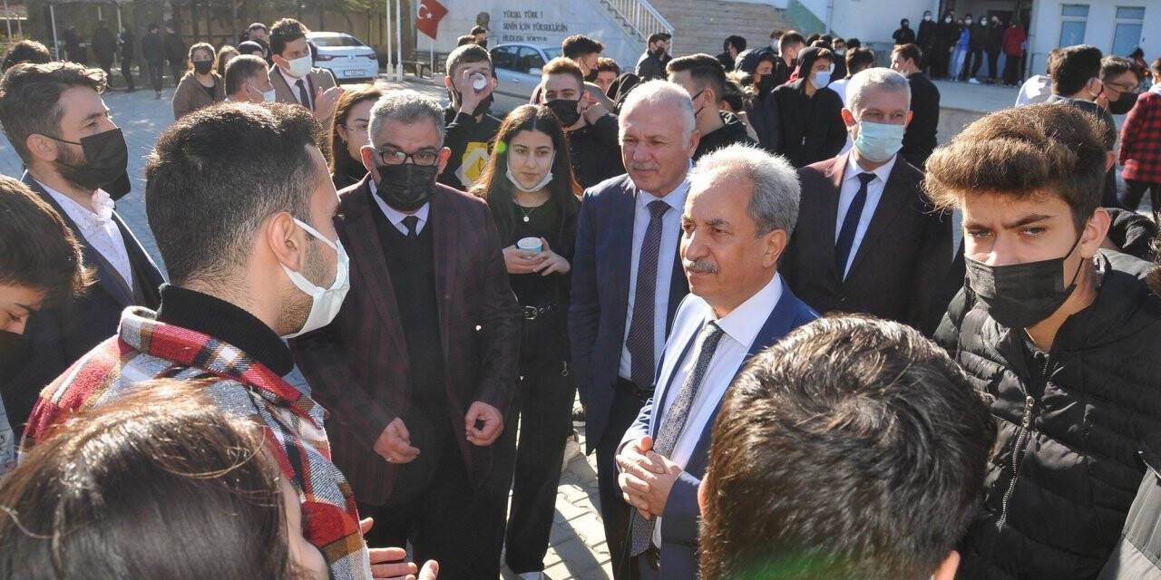 Başkan Akkaya teneffüste öğrencilerle buluştu