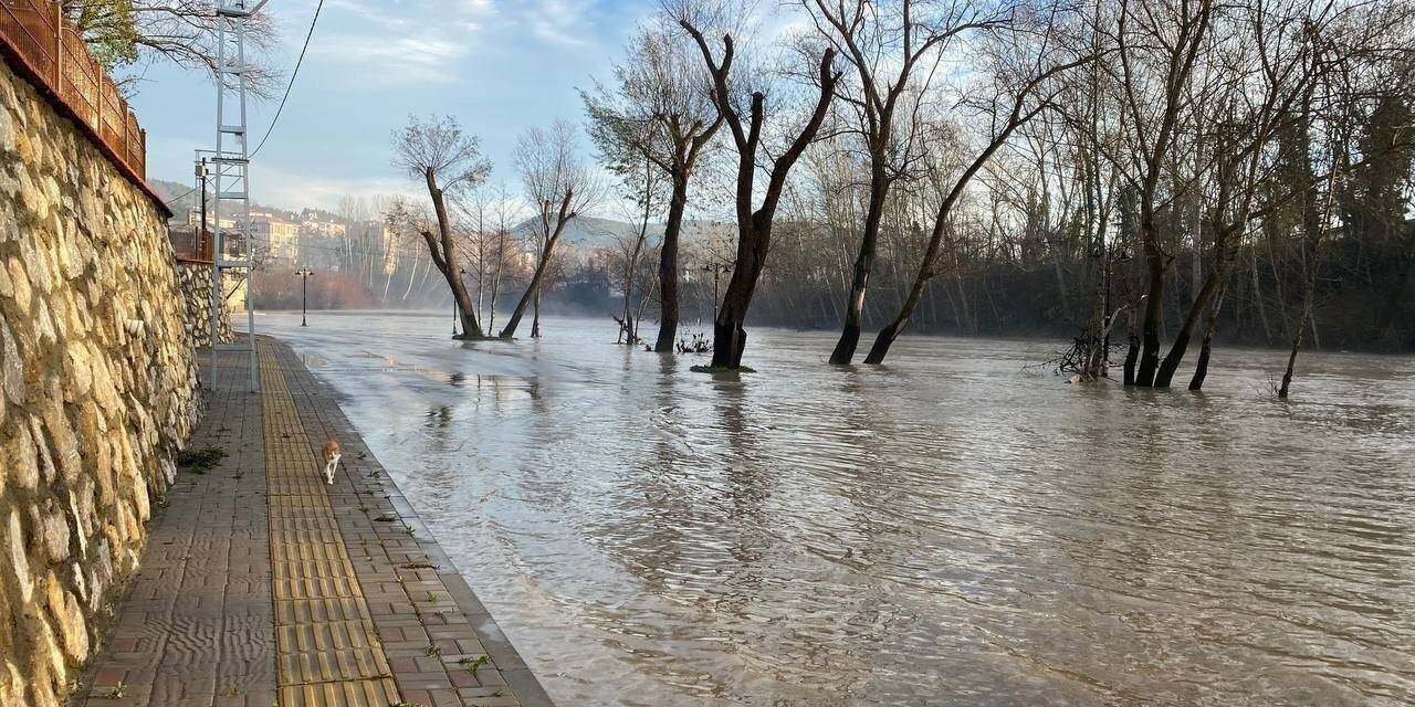 Bartın Irmağı’ndaki su seviyesi yükseldi, yürüyüş yolları ve iskeleler su altında kaldı