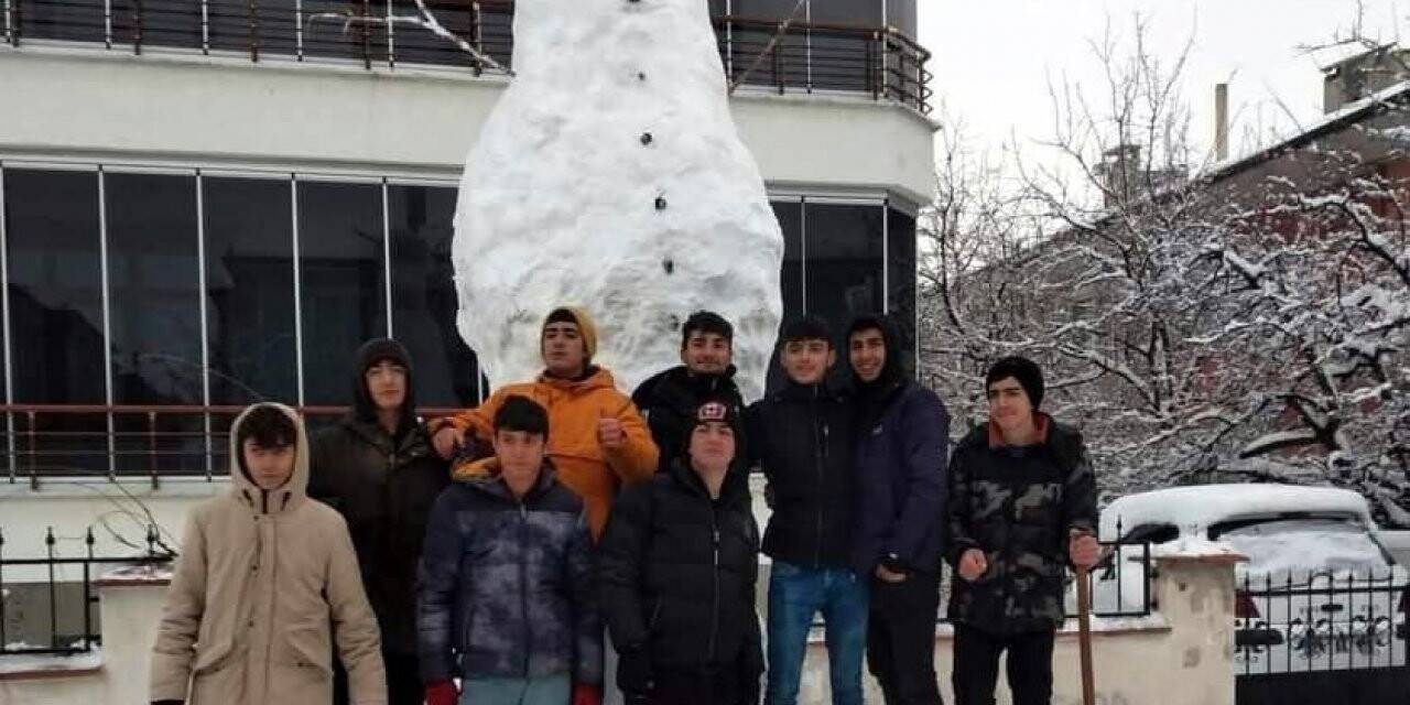 6 metrelik kardan adam