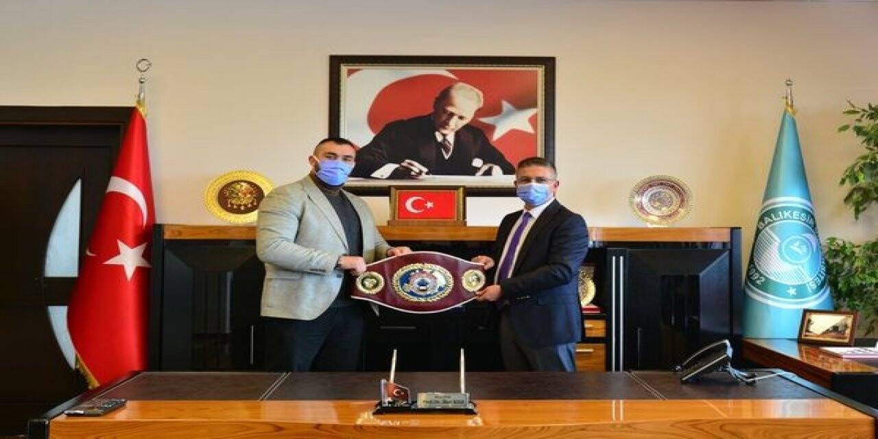 Rektör İlter Kuş’tan şampiyon boksör Demirezen’e tebrik