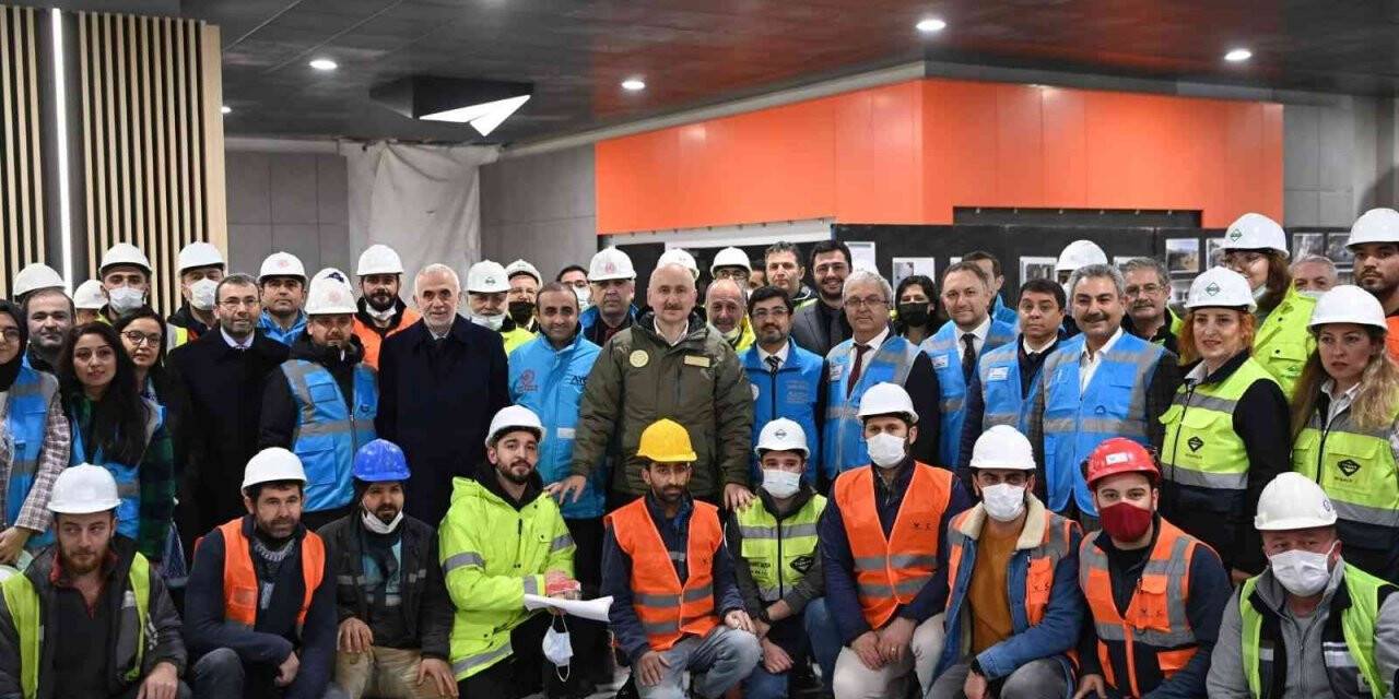 Bakan Karaismailoğlu, “Bizim ulaşım politikamızda yolda kalan otobüsler değil, günde 1 milyonun üzerinde yolcu taşıyacak metro hatları var”