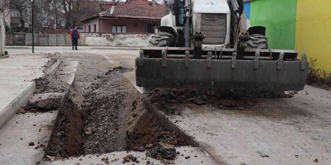 Düzce’de ara sokaklarda yağmur hattı yapılıyor
