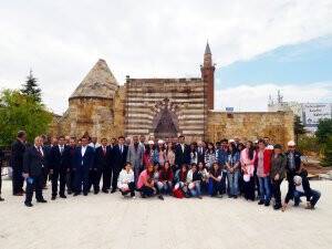 Öğrenciler, Yaşadıkları Kentin Tarihini "Gezerek" Öğreniyor