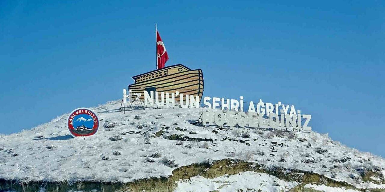 Ağrı’da dondurucu soğuklar yerini kar yağışına bıraktı